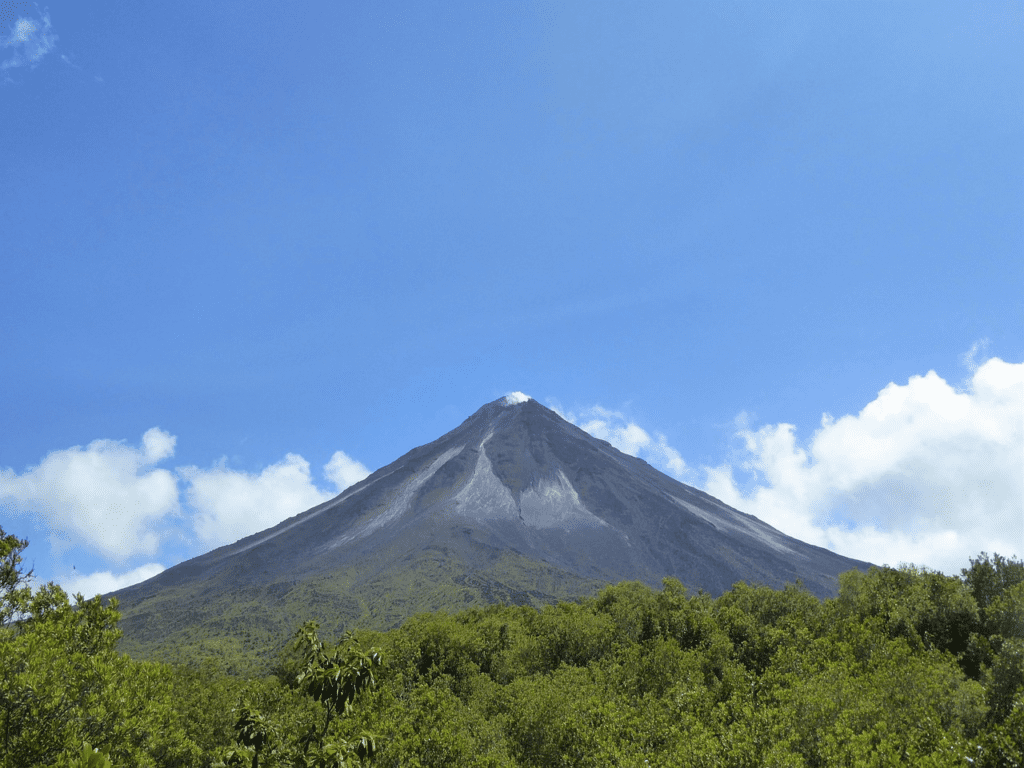 costa rica cheap travel. La Fortuna