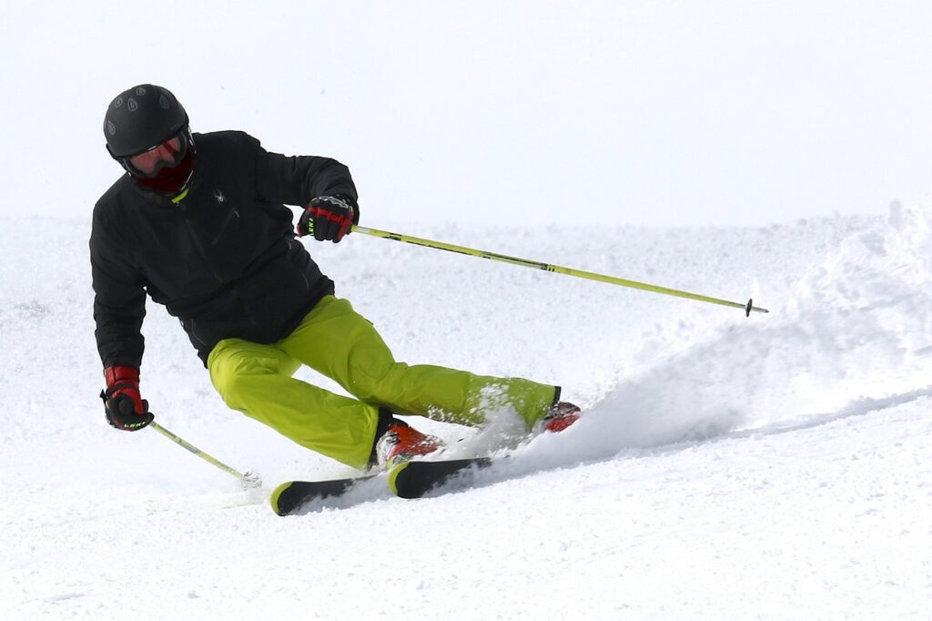 Cheap ski travel: Budget-friendly skiing outfit for women in the mountains.